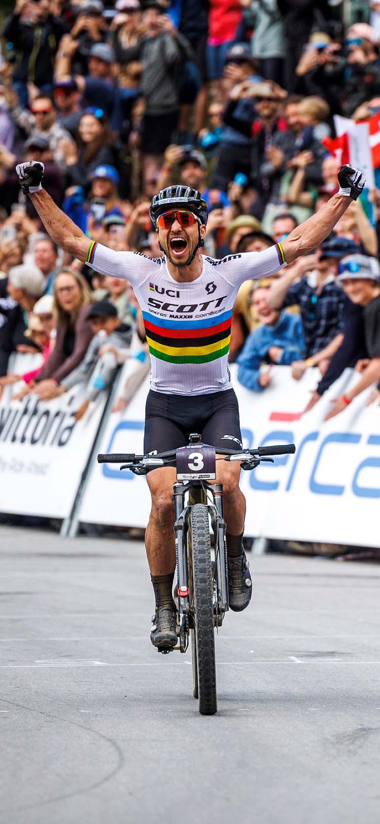 Nino Schurter bei der Zieleinfahrt am Weltcup Lenzerheide