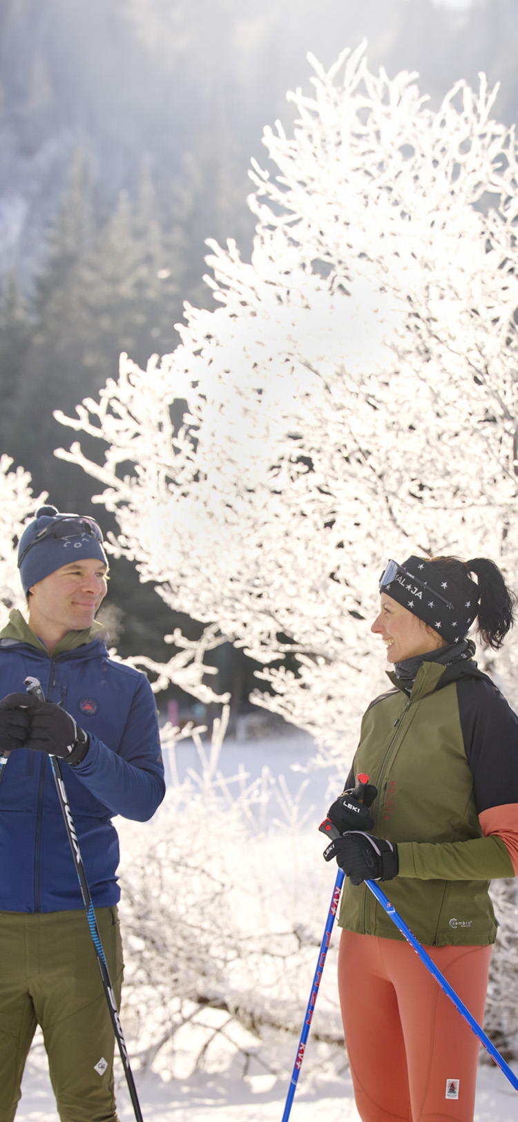 Langläufer und Langluferin in der Winterkälte