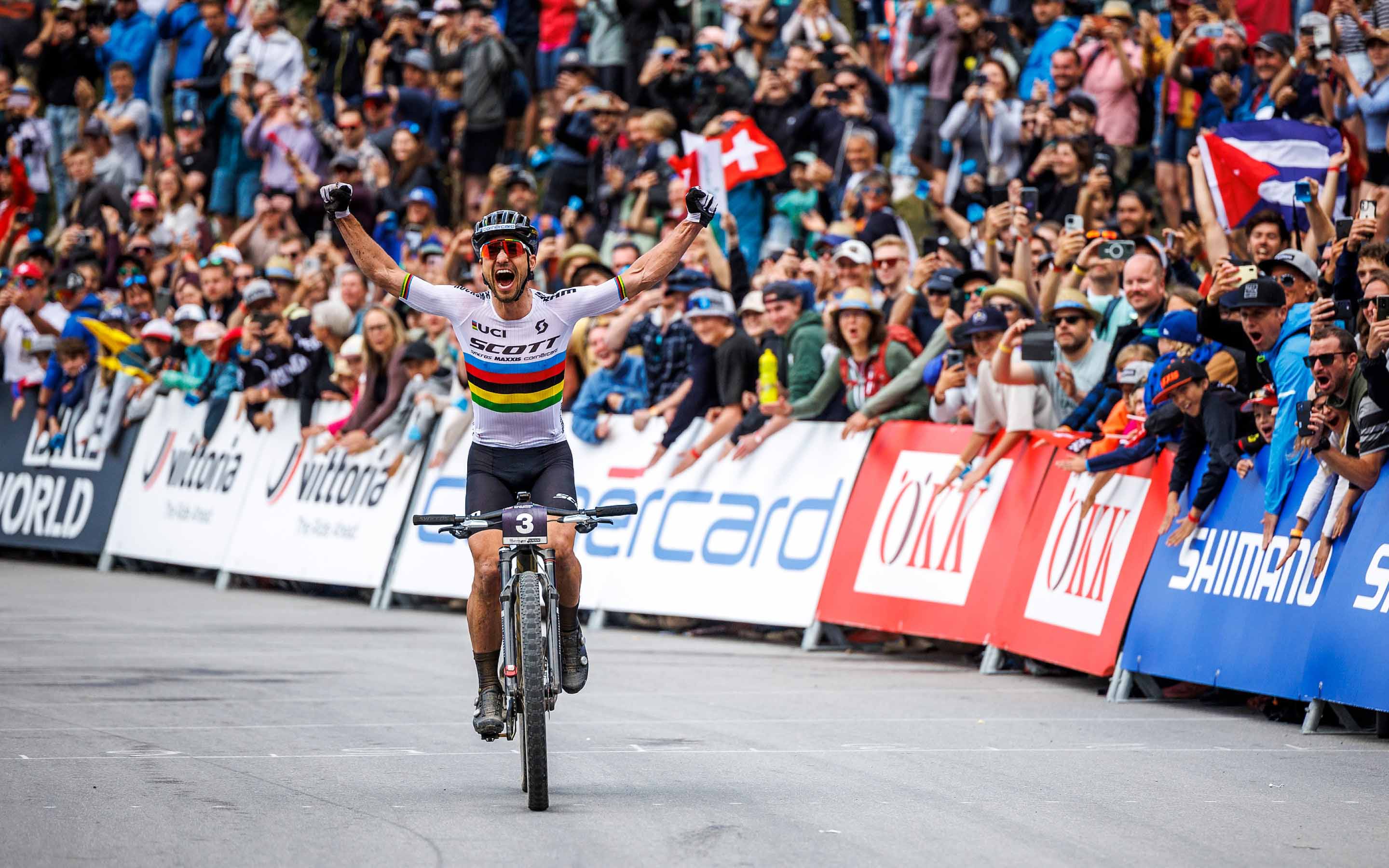 Nino Schurter bei der Zieleinfahrt am Weltcup Lenzerheide