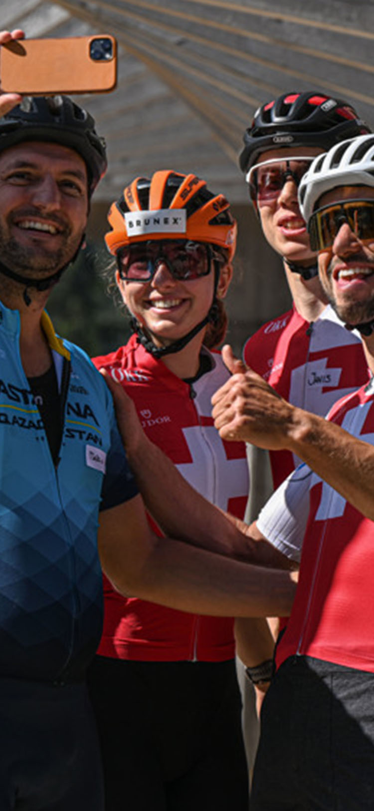 Gewinner mit Nino Schurter und weiteren Athlet*innen beim Selfie-machen