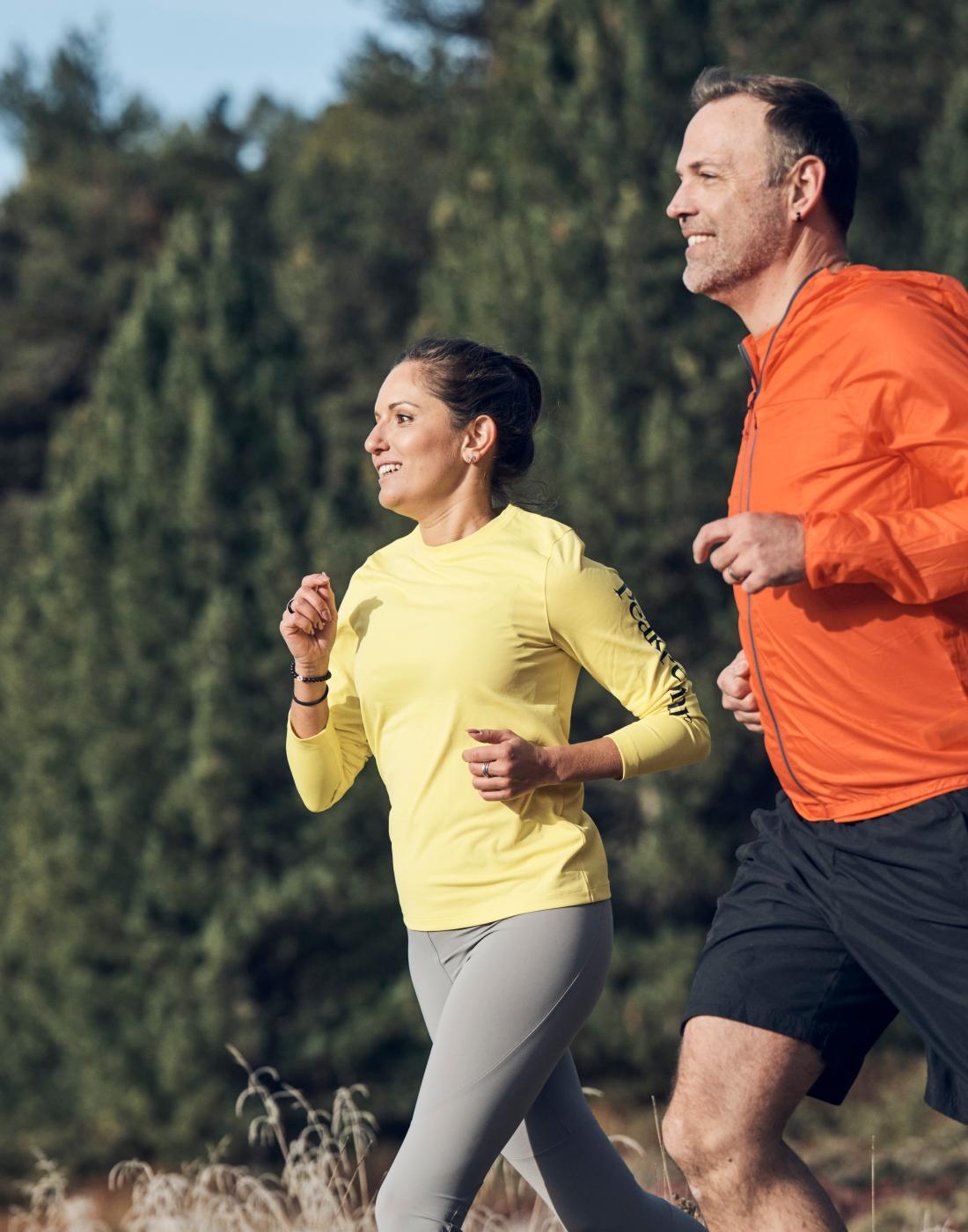 Eine Frau und ein Mann beim joggen.