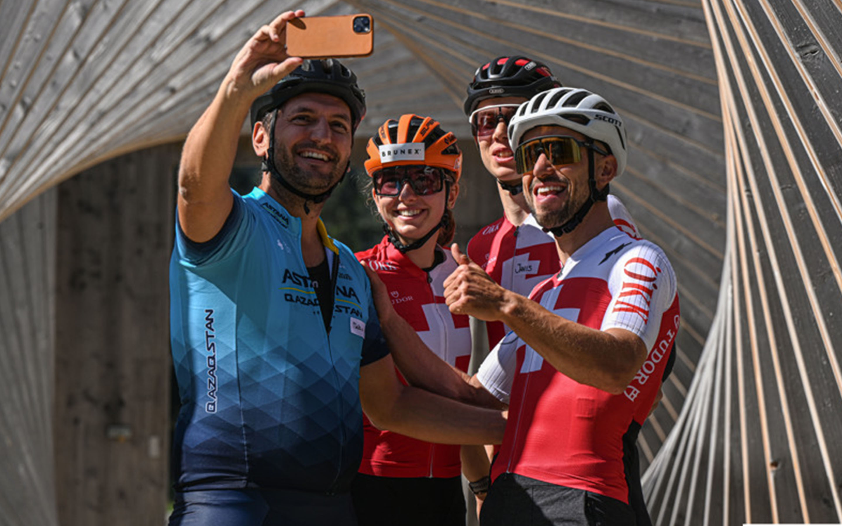 Gewinner mit Nino Schurter und weiteren Athlet*innen beim Selfie-machen